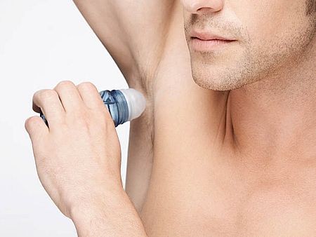 Nanášení deodorantu do podpaží